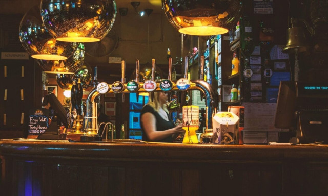 Βρετανία: Οι παμπ ζητούν να «παγώσει» ο φόρος στην μπίρα