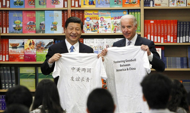 Tζο Μπάιντεν και Σι Τζινπίνγκ σε παλαιότερη συνάντησή τους το 2012