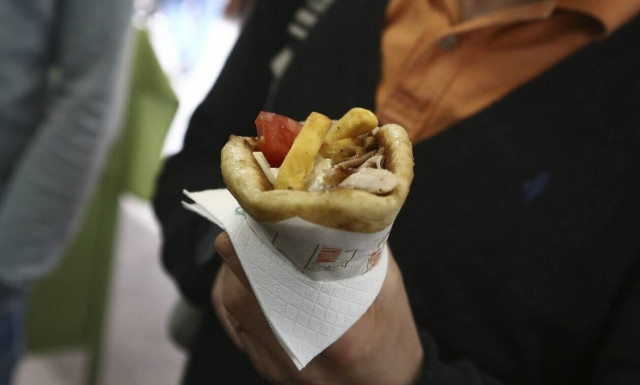 Αυτό είναι το μεγαλύτερο σουβλάκι στην Ελλάδα που φτάνει τα 2,5 μέτρα!