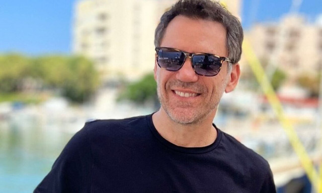 Θάνος Καλλίρης: «Πουλούσα κεριά έξω από την εκκλησία για το Πάσχα»