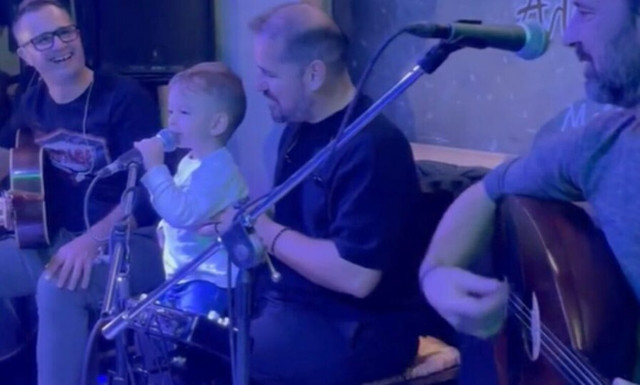 Μπόμπιρας 2,5 ετών τραγουδάει Κρητικά και ξεσηκώνει το μαγαζί