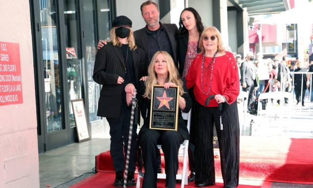 Κριστίνα Άπλγκεϊτ: Συγκλονίζει η εμφάνιση της ηθοποιού με μπαστούνι