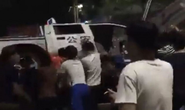 Kίνα: Φουντώνει η οργή για τα lockdown -Bίαιες διαδηλώσεις και ταραχές