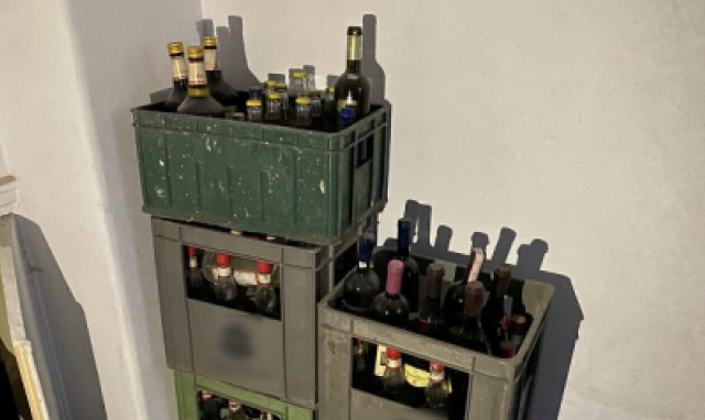 Εξάρχεια: Έφοδος της ΕΛ.ΑΣ. σε κτίριο – Βρέθηκαν άδεια μπουκάλια και πέτρες