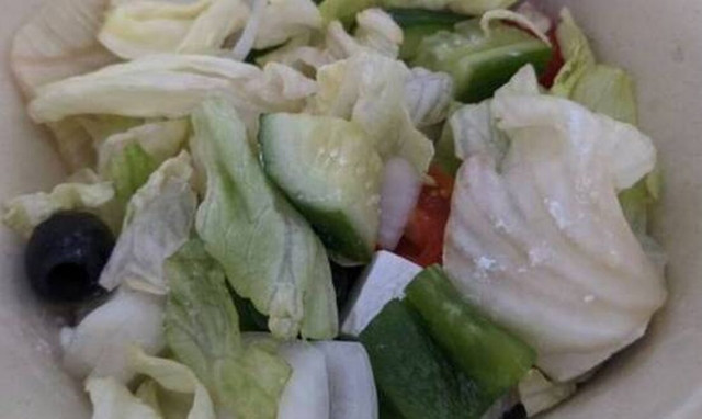 Μουντιάλ 2022: Στο Κατάρ πουλάνε «ελληνική σαλάτα» για 10 ευρώ