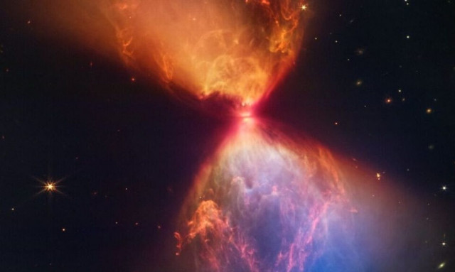 Εντυπωσιάζει ξανά το James Webb: Απαθανάτισε νέφος σε σχήμα κλεψύδρας