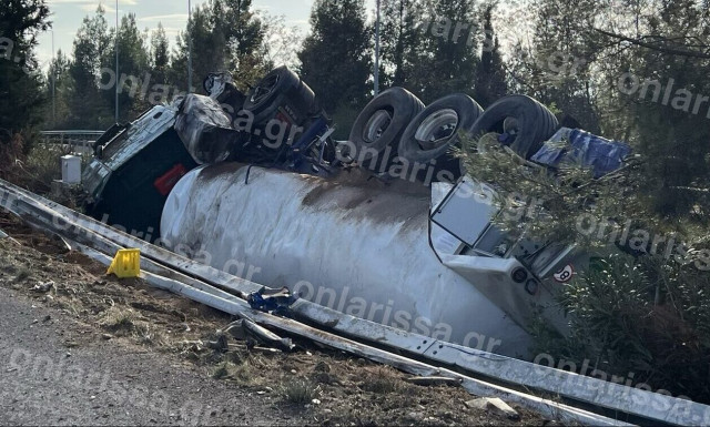 Λάρισα: Μεγάλη επιχείρηση από τις Αρχές για το βυτιοφόρο που ανετράπη