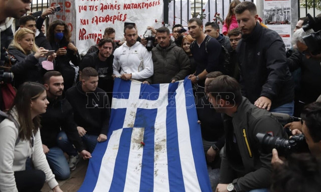 Επέτειος Πολυτεχνείου: Συγκινητικές εικόνες με τους φοιτητές να μεταφέρουν την αιματοβαμμένη σημαία