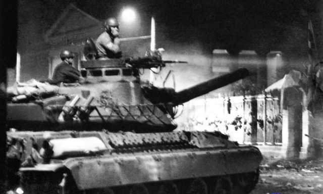 Οι τρεις ημέρες της εξέγερσης σε τρία «κλικ» του Αριστοτέλη Σαρρηκώστα