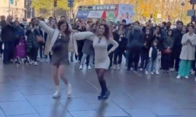 Ελληνίδες χορεύουν Ικαριώτικο σε πλατεία και οι ξένοι χαζεύουν