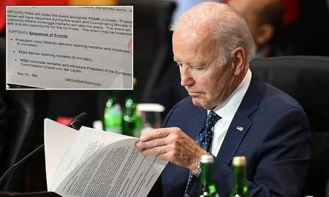 Νέα γκάφα Μπάιντεν: Του γράφουν πότε να καθίσει και πότε να μιλήσει