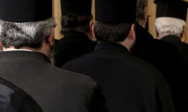 Γυναίκες καταγγέλλουν ιερέα ότι τις χτύπησε σε συνέλευση πολυκατοικίας