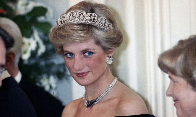 Dior: Κυκλοφορεί ξανά τη θρυλική τσάντα της Νταϊάνα - Κοστίζει 5.000 €