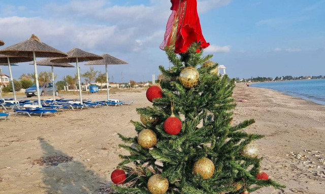 Στόλισαν χριστουγεννιάτικο δέντρο σε παραλία της Χαλκιδικής