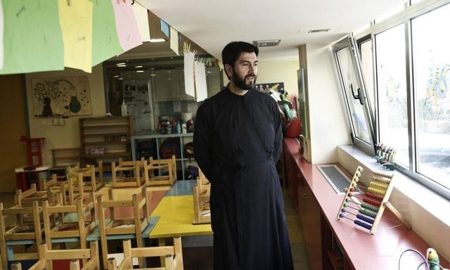 «Ο πατέρας Αντώνιος τα ξέρει όλα» λένε παιδιά της Κιβωτού του Κόσμου