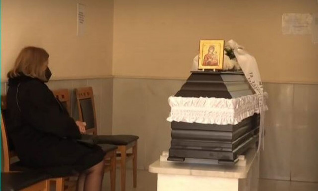 Κηδεία Μίνας Αδαμάκη: Λίγος κόσμος για το τελευταίο αντίο