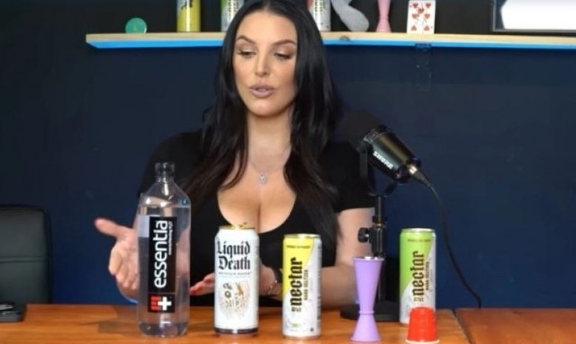 Πρωταγωνίστρια ερωτικών ταινιών λύνει την αιώνια απορία για το μέγεθος