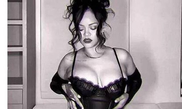 Ριάνα: Πιο σέξι από ποτέ - Ποζάρει με μαύρο κορσέ