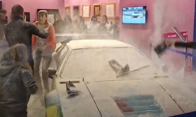 Ιταλία: Ακτιβιστές πέταξαν αλεύρι σε έργο του Άντι Γουόρχολ