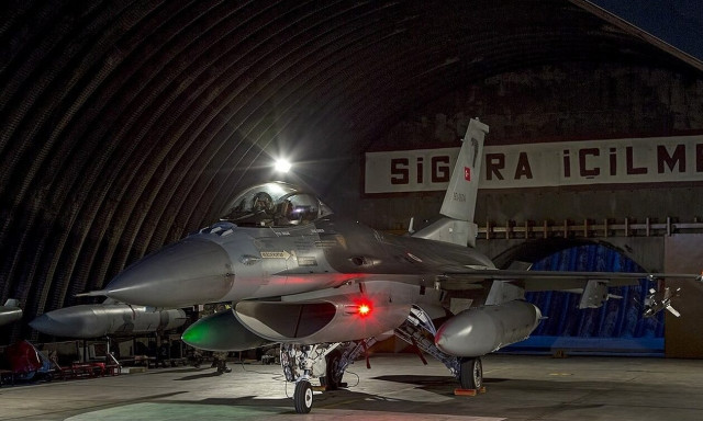 Οι Τούρκοι σφυροκοπούν του Κούρδους - Σφοδροί βομβαρδισμοί στη Συρία