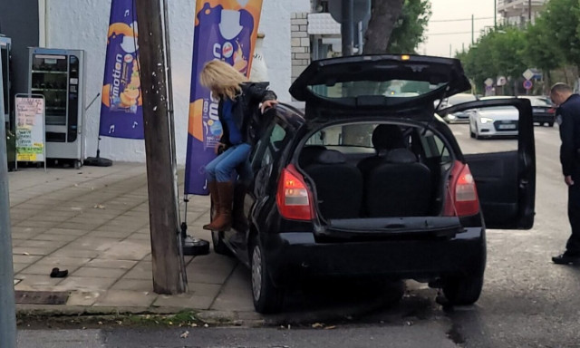 Λάρισα: Γυναίκα χόρευε και πετούσε καρέκλες στη μέση του δρόμου