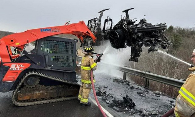 Δεν θα πιστεύετε πόσο νερό χρειάστηκε για να σβήσει ένα Tesla!