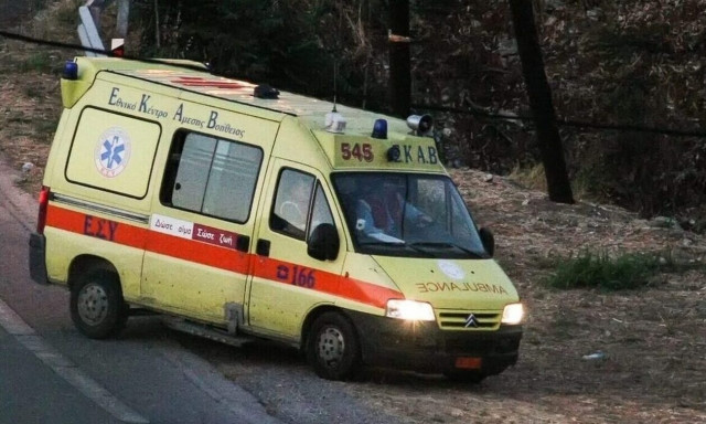 Παραλίγο τραγωδία στη Μυτιλήνη:Αυτοκίνητο με παιδιά κρεμόταν σε γκρεμό