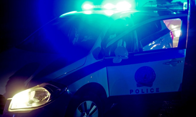 Βάρη: Έριξαν σε αυλή σπιτιού μπουκάλι εύφλεκτου υγρού με κροτίδα