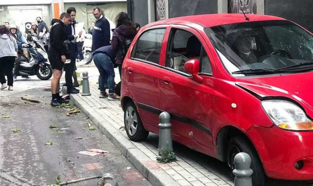 Τρελή πορεία ΙΧ στην Καβάλα: Ξερίζωσε δέντρο και σκότωσε ηλικιωμένο