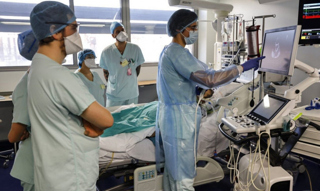 Politico: H EE ξεμένει απο γιατρούς - Το παράδειγμα της Γαλλίας