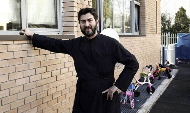 Πατέρας Αντώνιος: «Χάιδευε τον 19χρονο και του ζητούσε μασάζ»