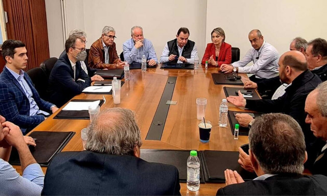 Πάτρα: Σύσκεψη του υπουργού Αγροτικής Ανάπτυξης με παραγωγούς σταφίδας