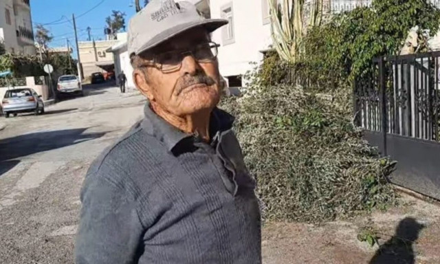 Κρητικός βγάζει το λάδι της χρονιάς από μία ελιά στην αυλή του