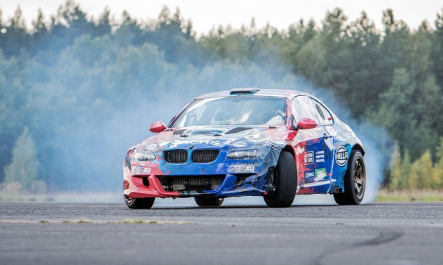 Νέο ρεκόρ drift δίχως χέρια. Στην κυριολεξία