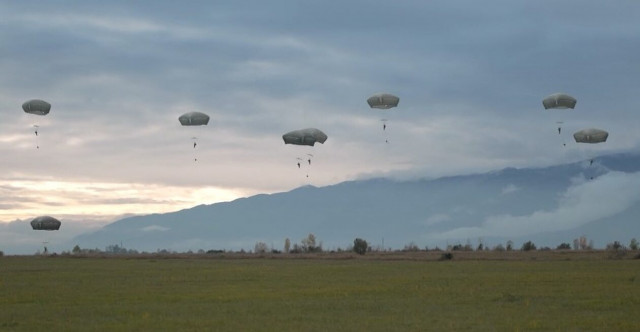 ΝΑΤΟ: Εντυπωσιακό βίντεο με πτώσεις αλεξιπτωτιστών στην Ιταλία