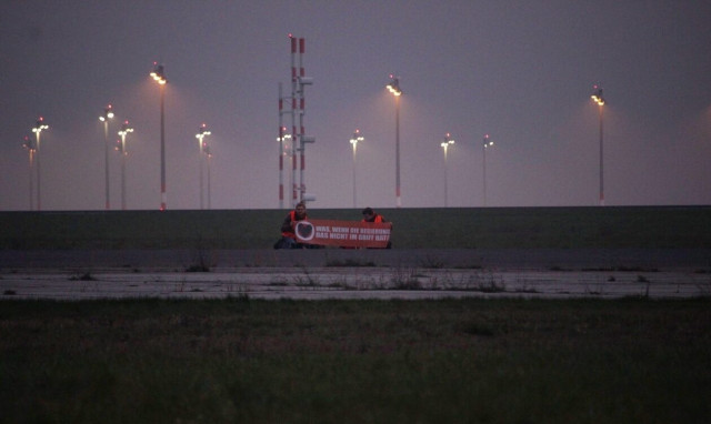 Γερμανία: Ακτιβιστές έκλεισαν την πίστα του αεροδρομίου Βερολίνου