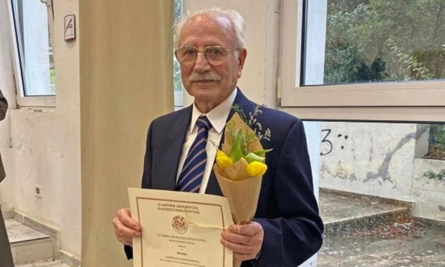 Ρεθυμνιώτης πήρε το πτυχίο του στα 88 του χρόνια!