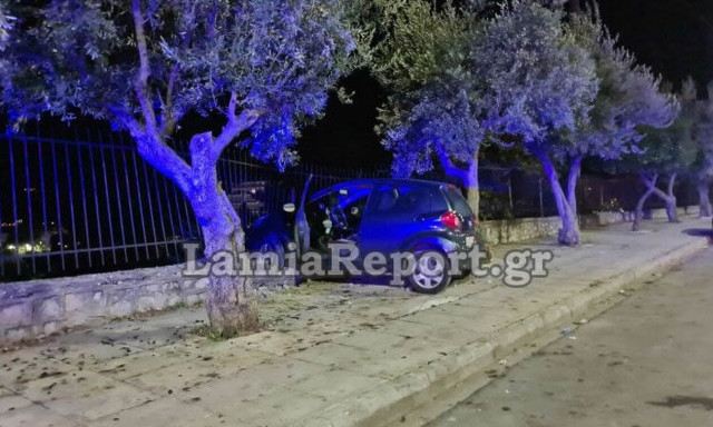 Τροχαίο μέσα στη Λαμία: Αυτοκίνητο κατέληξε σε φράχτη