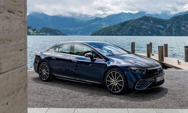 H Mercedes EQS δείχνει τον δρόμο στην κατηγορία πολυτελείας