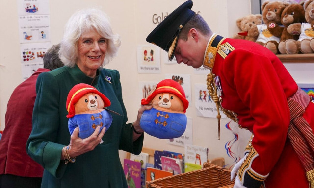 Kαμίλα: Δώρισε αρκουδάκια Paddington σε ευάλωτα παιδιά