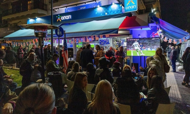 Ο αγώνας Αγγλία-ΗΠΑ όπως τον έζησαν οι φίλαθλοι σε κατάστημα ΟΠΑΠ στη Θεσσαλονίκη