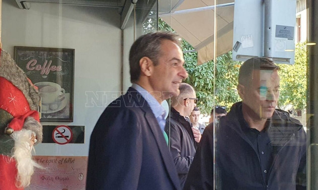 O Κυριάκος Μητσοτάκης στην Καλλιθέα: «Το κλίμα μυρίζει ήδη εκλογές»