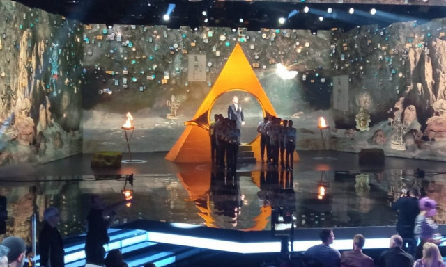 J2US: Ο Νίκος Κοκλώνης έχει… μάτι – Σόου με το νέο τραγούδι