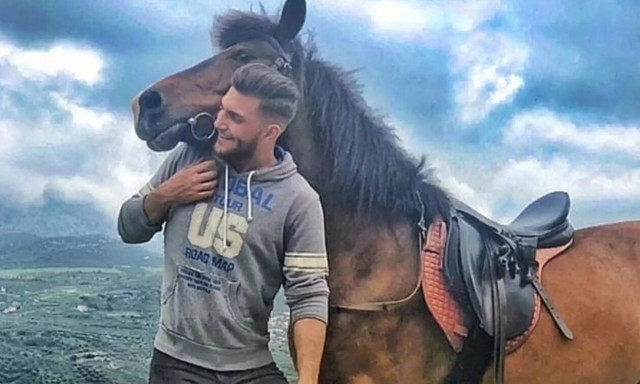 Ο Κρητικός αγρότης που κλέβει καρδιές!