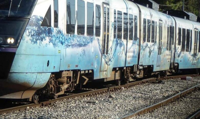 Σέρρες: Κάτοικοι χωριού απειλούν να δεθούν στις γραμμές του τρένου