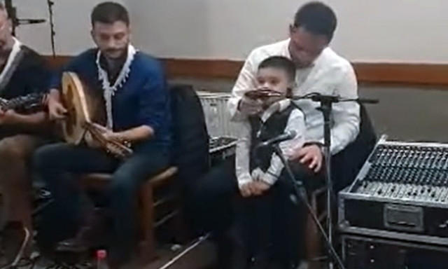 Κρητικόπουλο τραγουδά Ερωτόκριτο στη δεξίωση της βάφτισής του