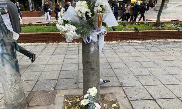 Θεσσαλονίκη: Λευκά λουλούδια στο σημείο που παρασύρθηκε η 21χρονη