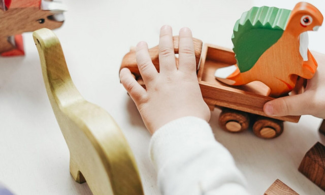 Θεσσαλονίκη: H στιγμή που βρεφονηπιοκόμος χαστουκίζει παιδάκι (vid)