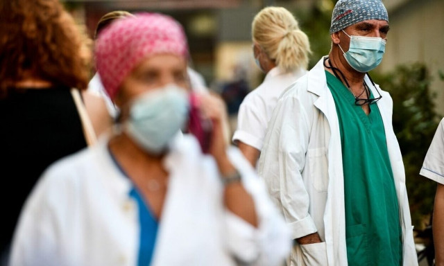 Με PCR ή Rapid Test η επιστροφή των ανεμβολίαστων υγειονομικών