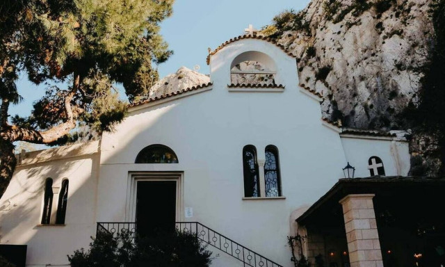 Λυκαβηττός: Με απόφαση Αρχιεπισκοπής απομακρύνεται ο πατήρ Λουπασάκης